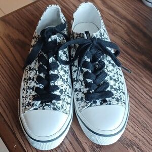 Forever 21 Disney Mickey Mouse Sneakers, size 10